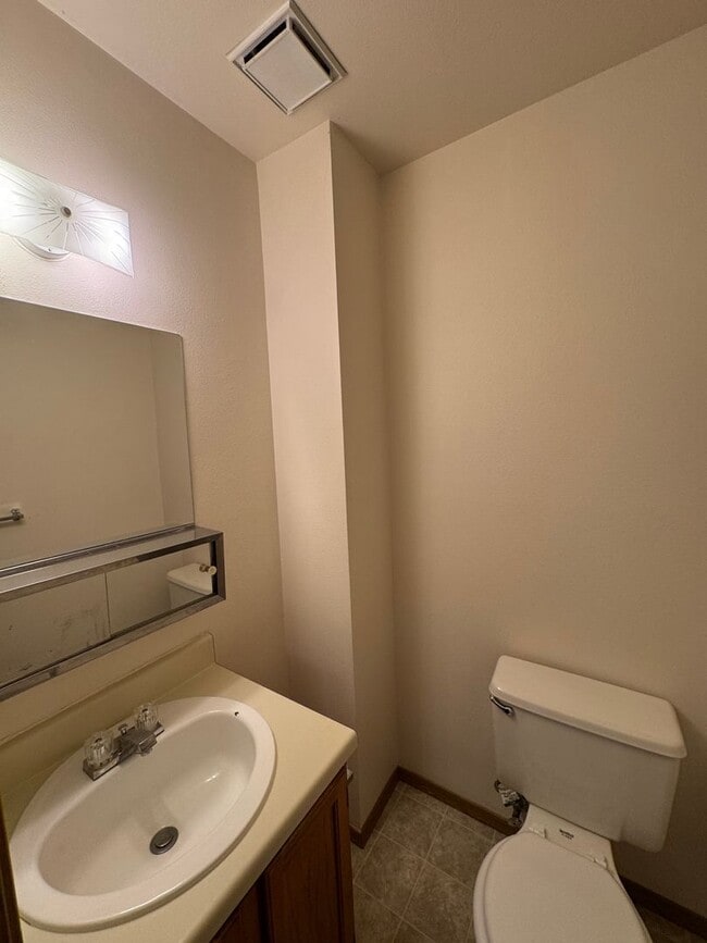 Foto del edificio - 2 bedroom, 1 1/2 bath townhome in the  EAGLE CREST TOWNHOMES community. MOVE IN SPECIAL