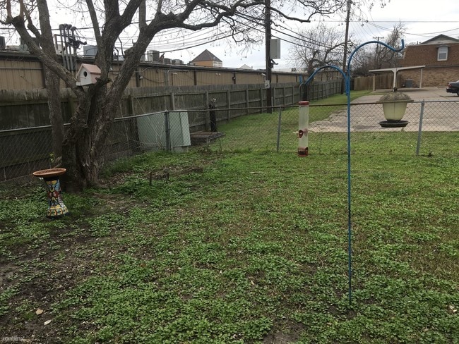 Building Photo - 2 br, 1 bath Duplex - 1922 Briar Oaks Dr 1922