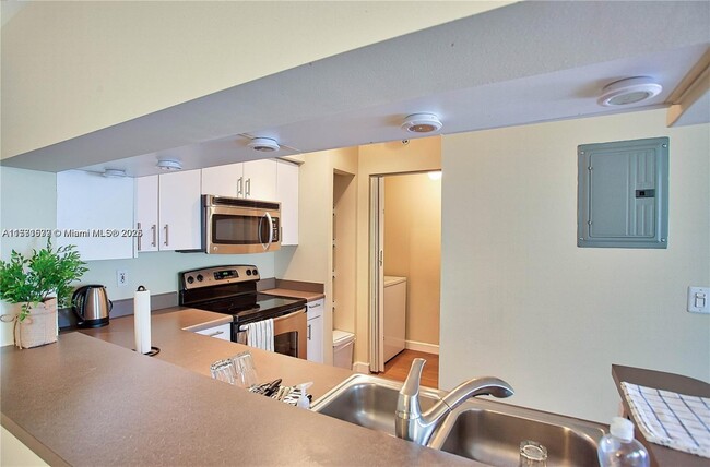 Foto del edificio - 17145 N Bay Rd