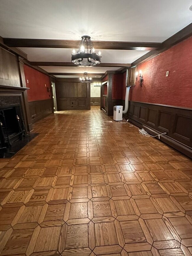 Building Photo - Very Spacious and Unique Ground Level Apar...