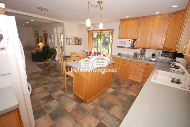 Foto del edificio - 2310 N Lake Dr