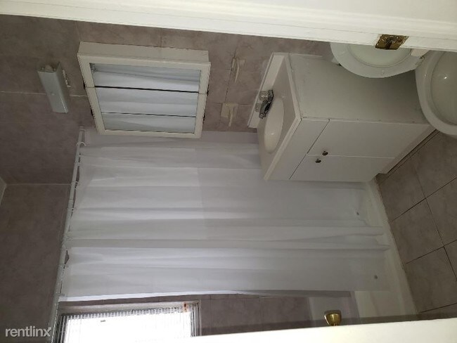 Building Photo - 2 br, 1 bath Apartment - 368 SW 11th St