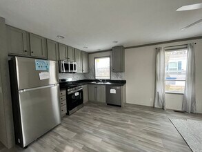 Building Photo - 1112 Colonial Trail W