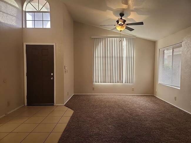 Foto del edificio - ?4 Bed / 2 Bath Single Level Gilbert Home with vaulted Ceilings *New Paint*?