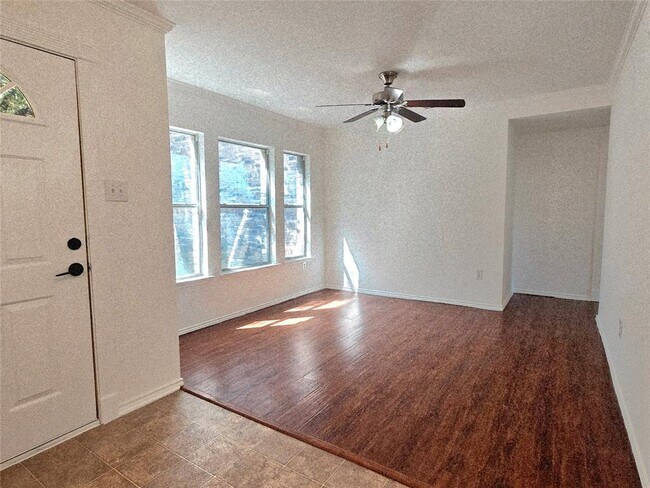 Building Photo - 1002 Keeshond Pl