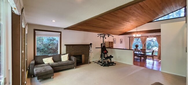 Building Photo - 2417 Sahalee Dr W