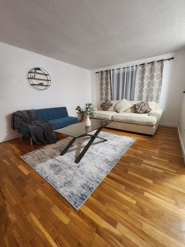 Building Photo - Charming 2 Bedroom 1 Bathroom Lower Unit D...