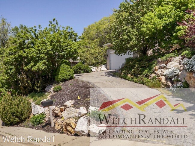 Building Photo - 4 br, 3.5 bath House - 5848 Oakwood Dr