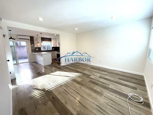 Building Photo - 677 W 39th St