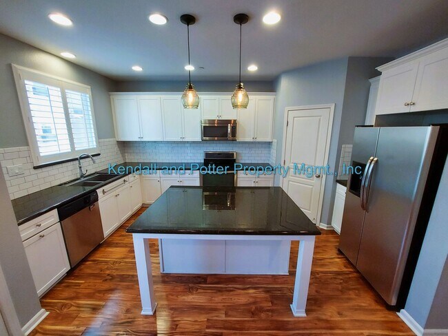 Foto del edificio - Immaculate 4 Bedroom, 3.5 Bath Townhome in Desirable Scotts Valley