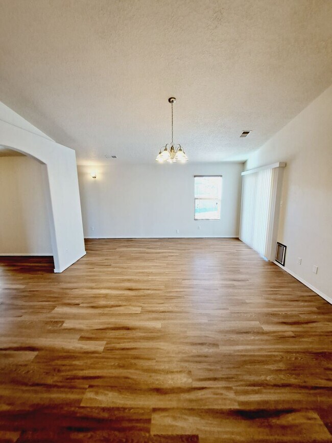 Foto del edificio - 3 bed 2 bath 1575 sq ft home