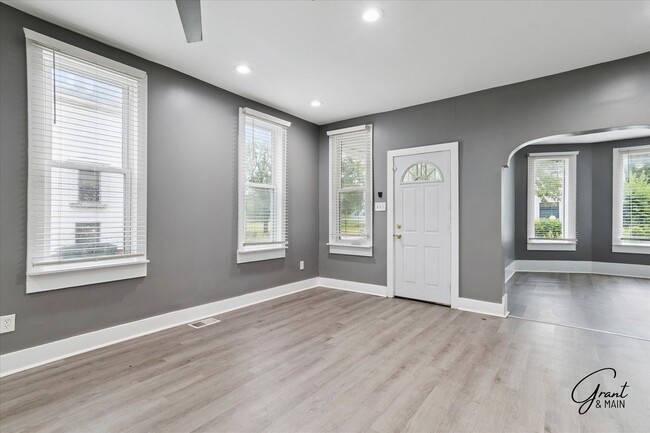 Building Photo - 6 bedroom 2 bath $2350