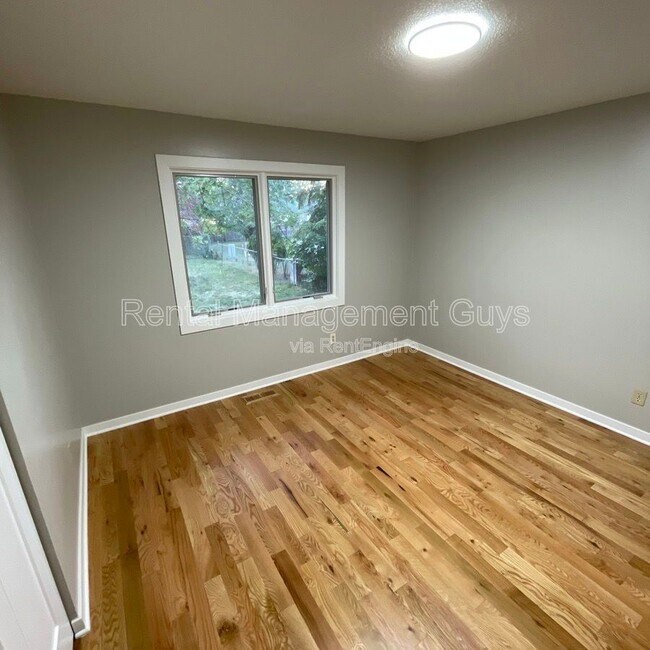 Foto del edificio - 8229 Halifax Ct N