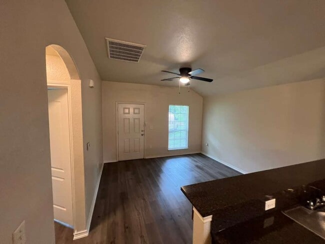 Building Photo - 2 bedroom 1 bath - Move in Ready! New Pics coming soon