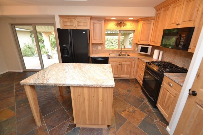 Foto del edificio - 1349 E Mariposa Ave