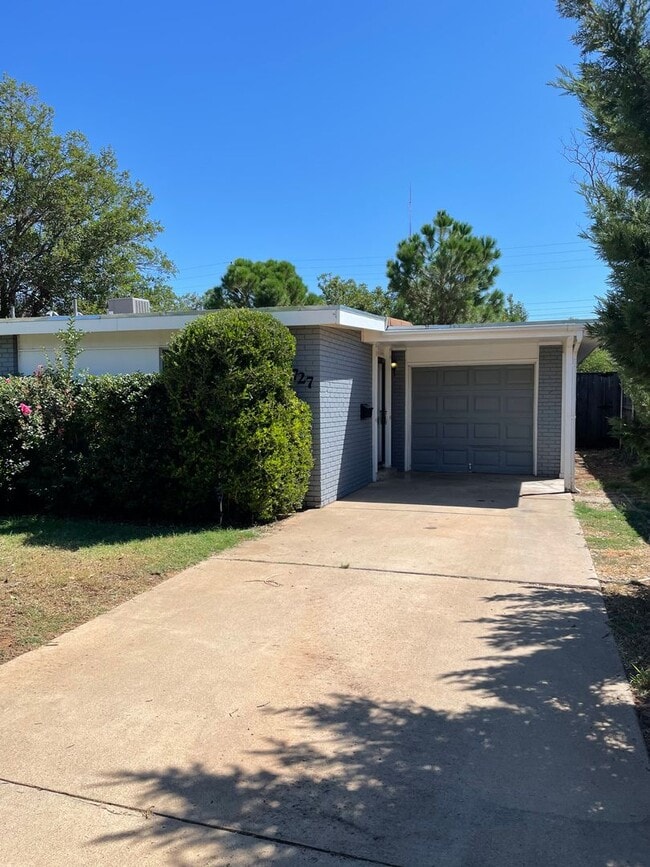 Building Photo - Updated 3/2/1 in great area with over-the-...