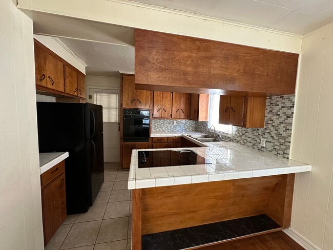 Building Photo - Come take a look at this 2-bedroom 1-bahtr...