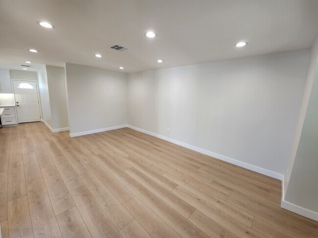 Building Photo - 6556 Saint Clair Ave