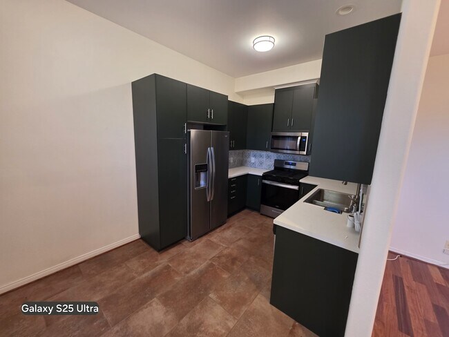 Building Photo - 5242 Vesper Ave