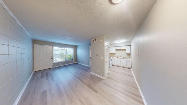 Building Photo - Spacious 1Bed/ 1Bath in Riverside   ** Downstairs Unit & Water Included **