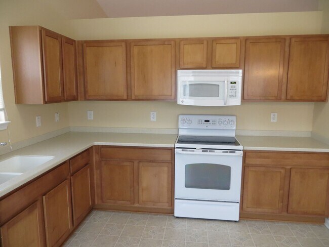 Building Photo - Wonderful 3 bed, 2.5 bath with 2 Car garage!