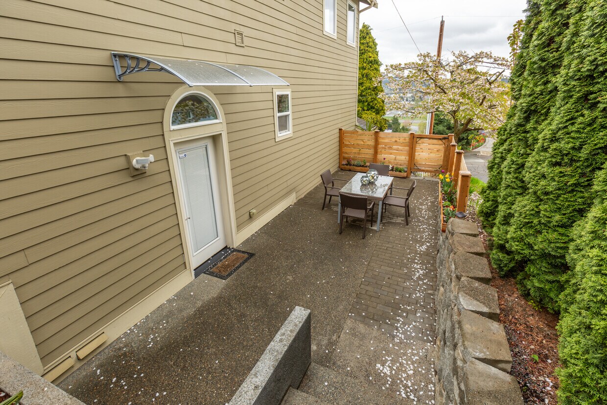 Photo - 351 Lind Ave NW (Renton, WA)