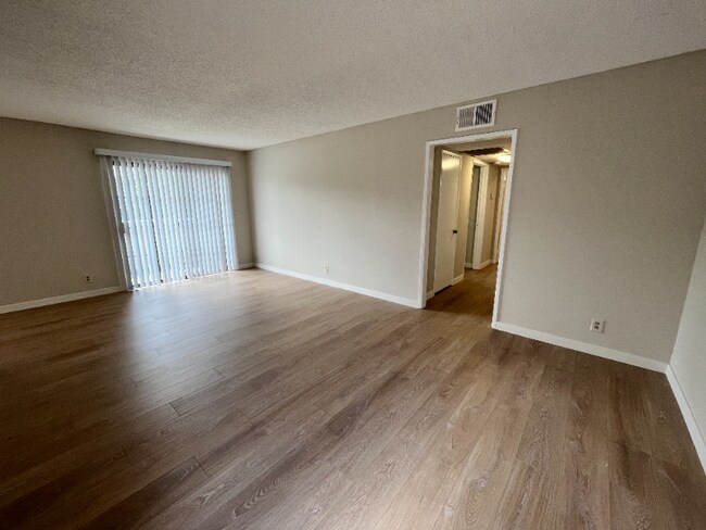 Building Photo - 507 E Cedar Ave
