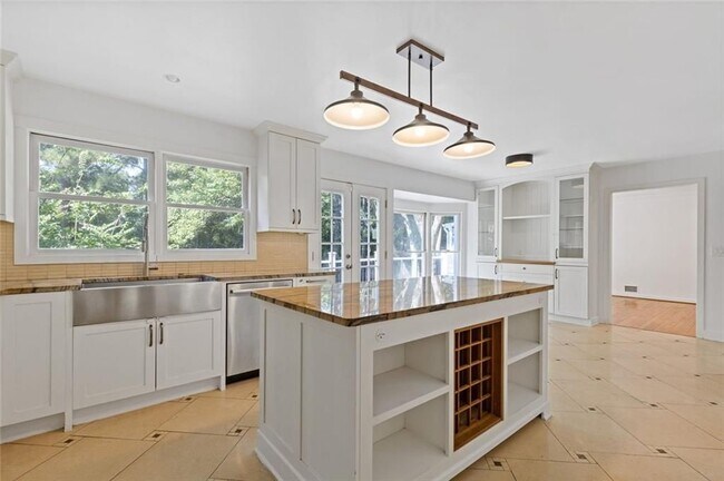 Foto del edificio - 2328 Defoors Ferry Rd NW