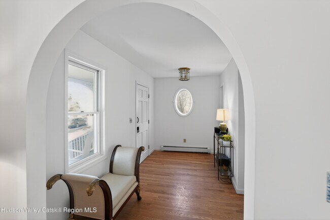 Foto del edificio - 12 Taghkanic Churchtown Rd