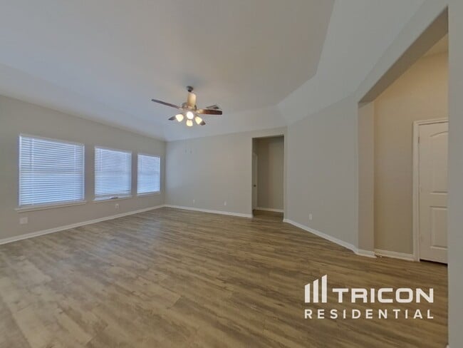 Foto del edificio - 14090 Waukegan Way S