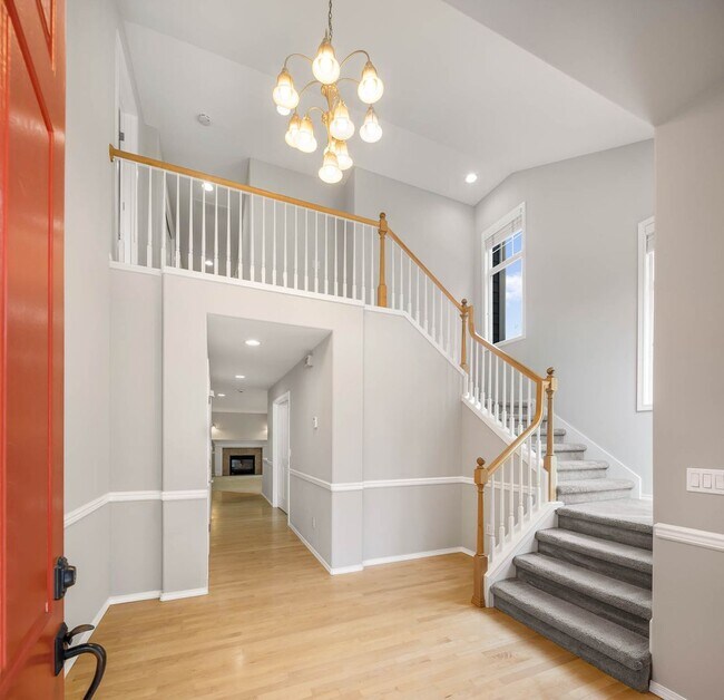 Foto del edificio - Private Greenbelt Retreat in Sammamish | 5BR Potential, 3-Car Garage and A/C