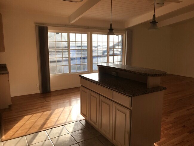 Isla de cocina - 1815 N Beverly Glen Blvd