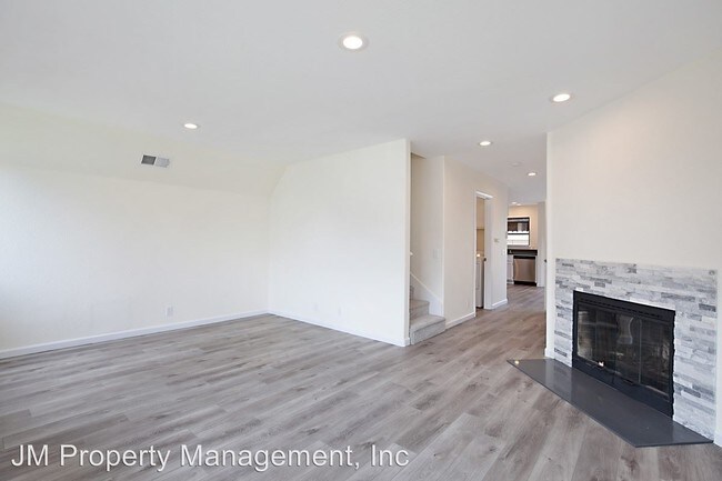 Building Photo - 5010 Saratoga Ave