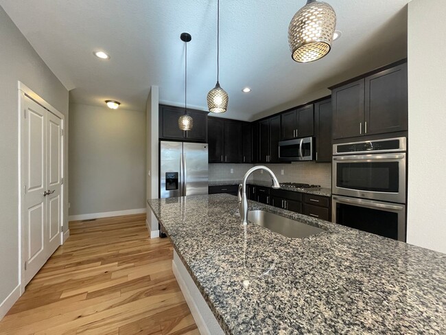 Foto del edificio - Modern, Spacious 4 bedroom townhome with 2...