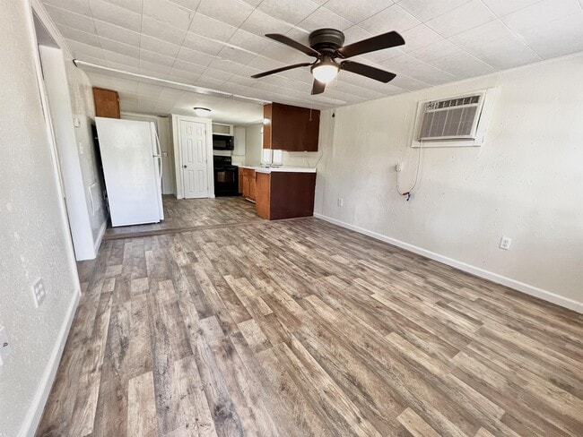 Building Photo - 410 S Oak Ave