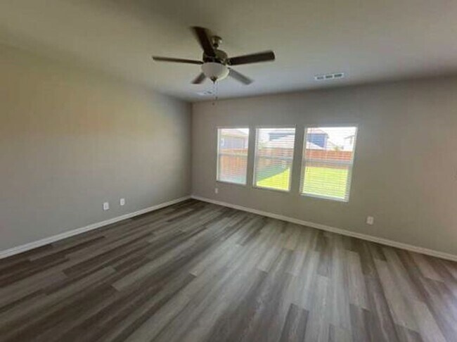 Building Photo - Charming 3 Bedroom, 2.5 Bath House in Farm...