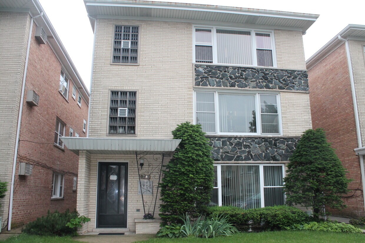 Foto principal - 8613 W Summerdale Ave