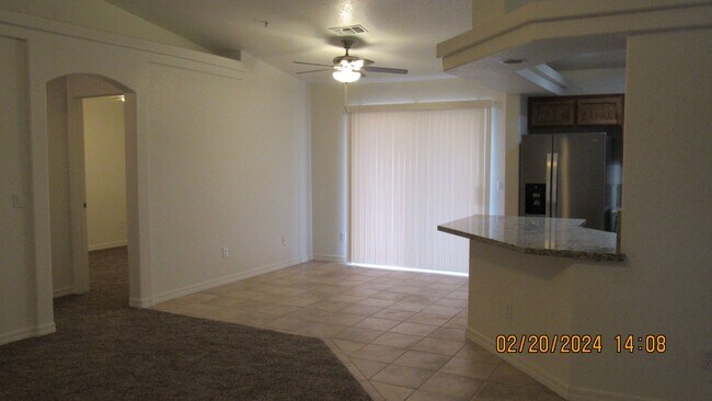 Building Photo - 3 bed 2 bath 2 car garage near high school