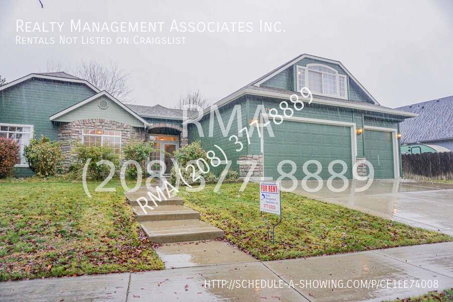 Primary Photo - Fantastic 3 Bedroom House with Office and ...