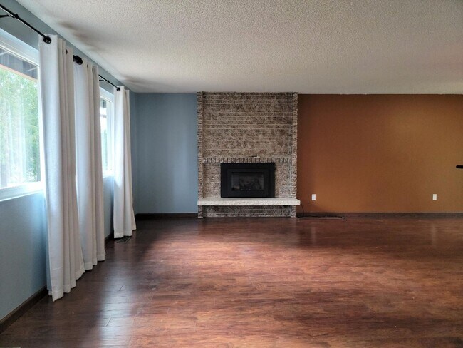 Building Photo - Pet Friendly 4 bedroom Home with Lots of Space for Everyone!