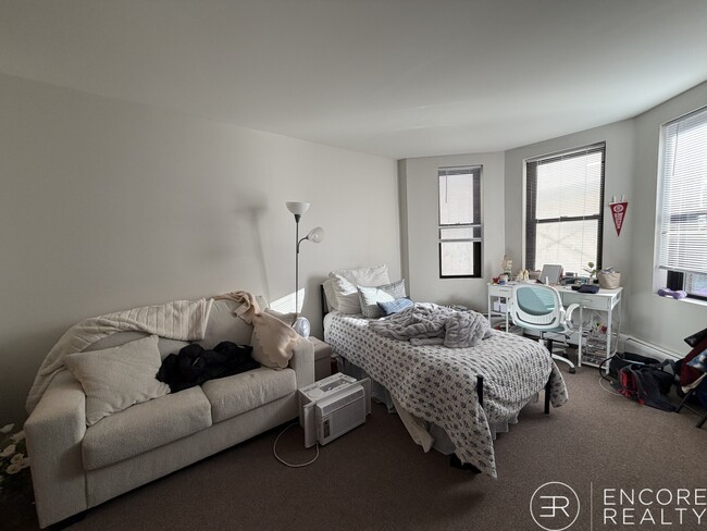 Building Photo - 843 Beacon St