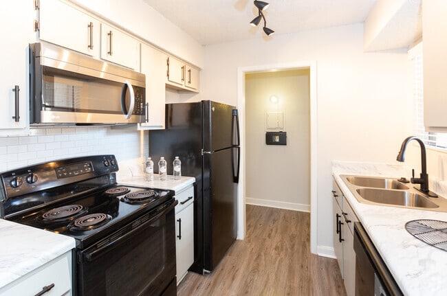1BR, 1BA - 618 SF - Woodlands Apartments