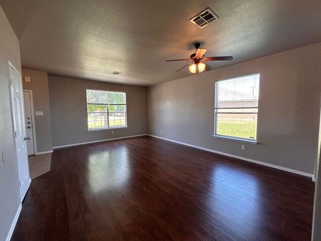 Building Photo - Spacious home on cul-de-sac available now!