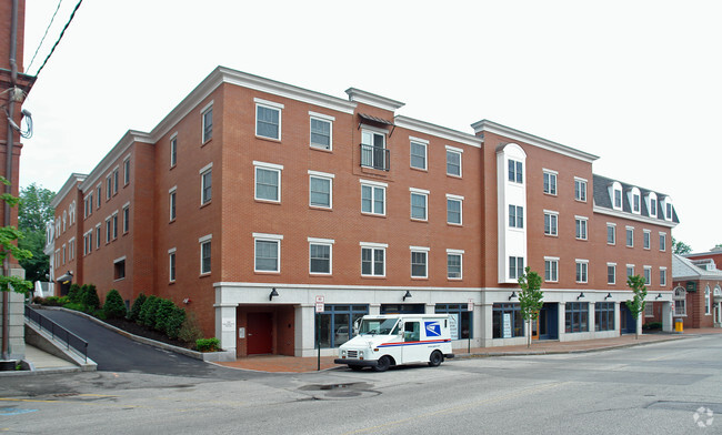 Building Photo - The Squamscott Block