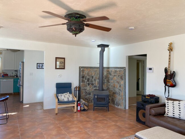Foto del edificio - Charming 3-Bedroom Home for Rent in Lander...