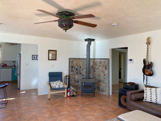 Foto del edificio - Charming 3-Bedroom Home for Rent in Lander...