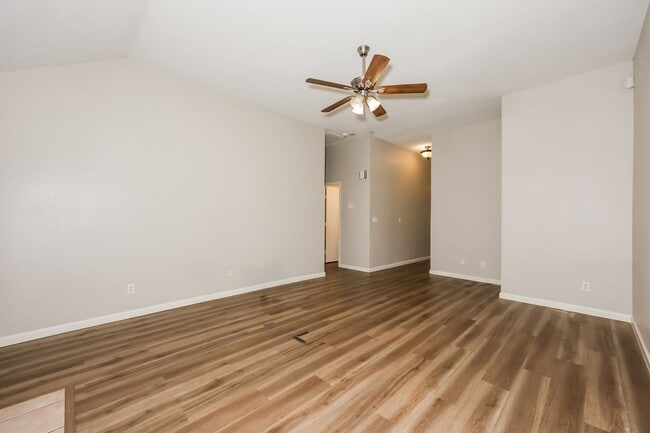 Foto del edificio - 321 Meadow Park Dr