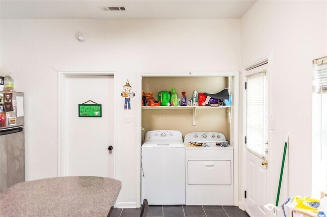 Foto del edificio - 3410 Speedway