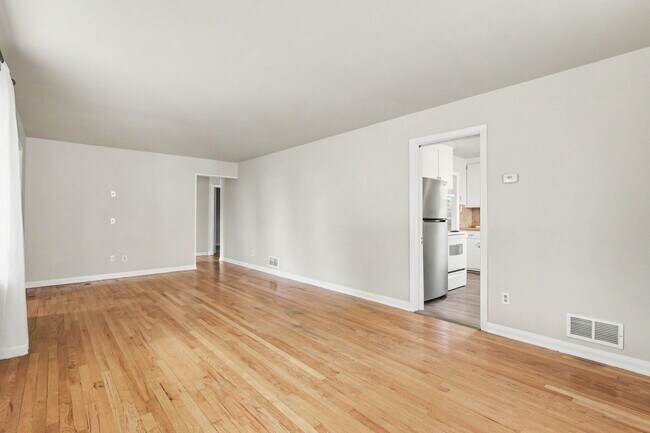 Foto del edificio - Great Home ready now Great Neighborhood!