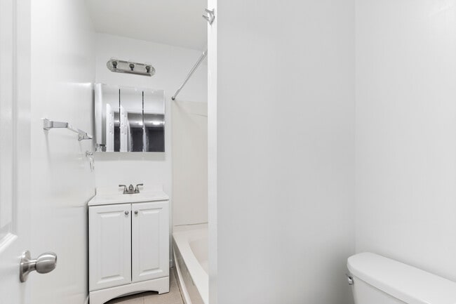 Building Photo - 216 Park Ave